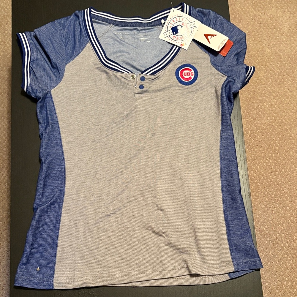 Antigua Blue and Gray Women's Short Sleeve Chicago Cubs Shirt - Size S